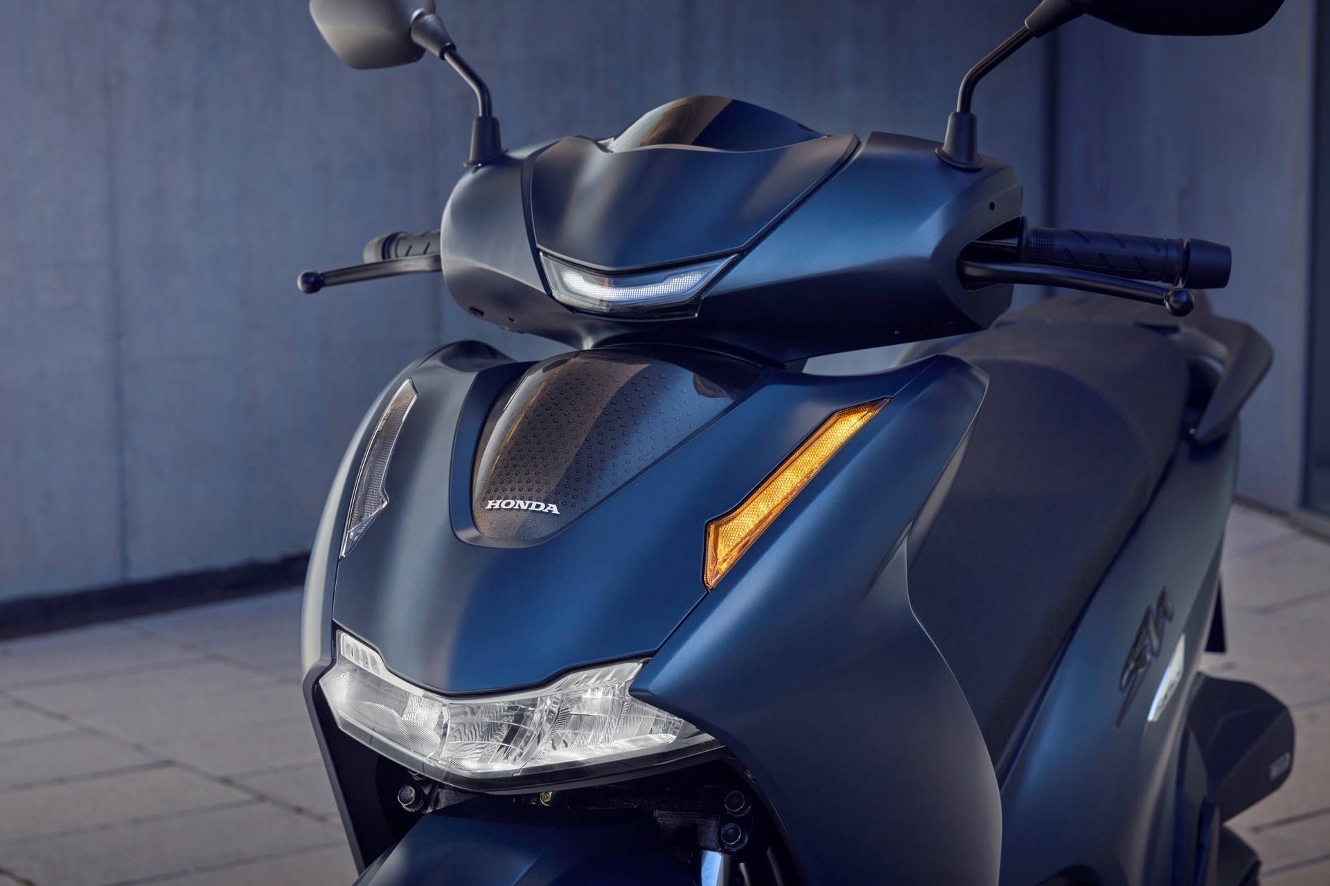 La Honda SH350i 2025 destaca por su diseño moderno y funcionalidad urbana.