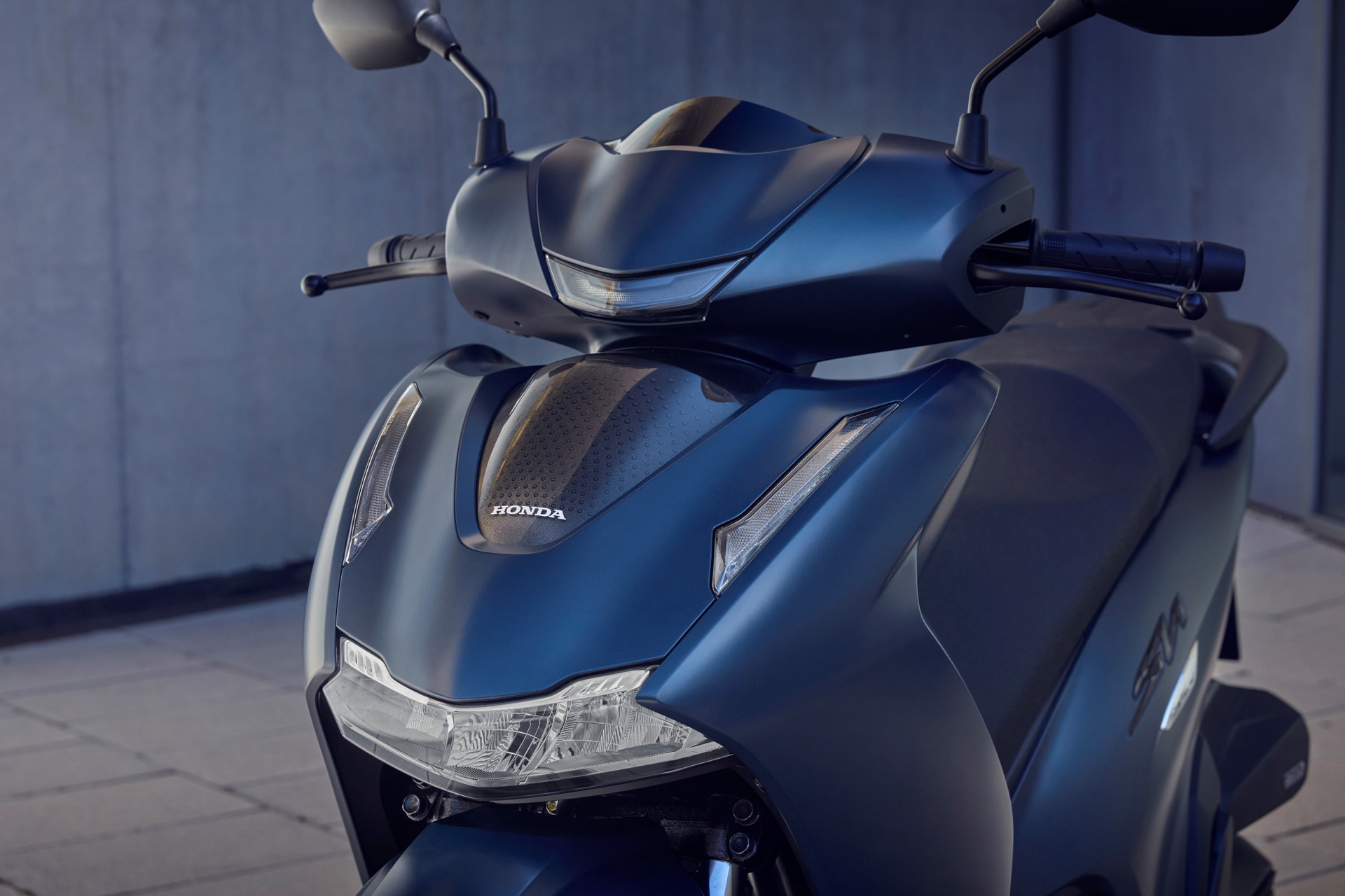 La Honda SH350i 2025 destaca por su diseño elegante y moderno, ideal para la ciudad.