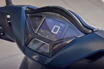 Pantalla del panel de instrumentos con diseño moderno y funcionalidades completas.