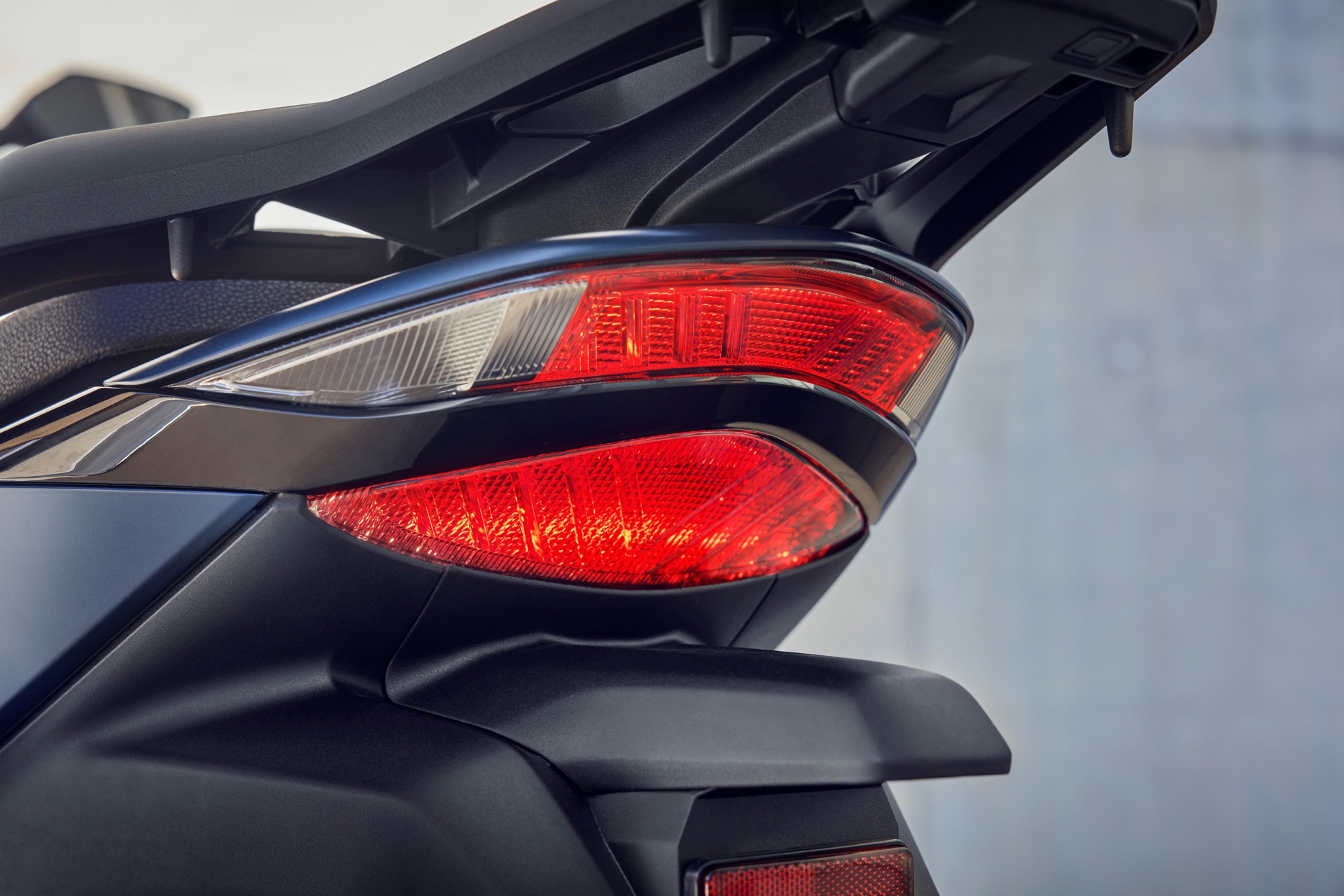 Vista del diseño trasero del nuevo Honda SH350i 2025, destacando sus luces LED