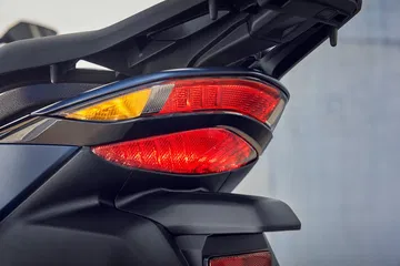 Detalle del diseño del faro trasero de la Honda SH350i, elegante y moderno.