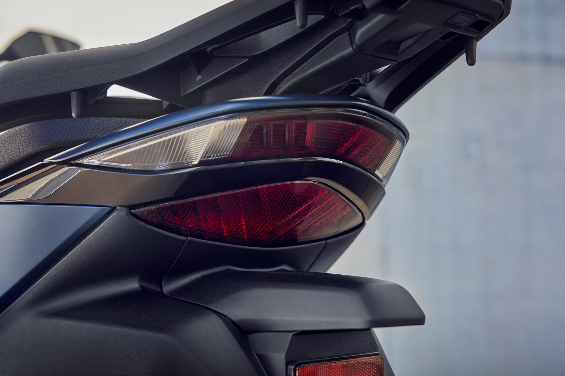 Detalle del conjunto trasero que resalta su diseño elegante y moderno.