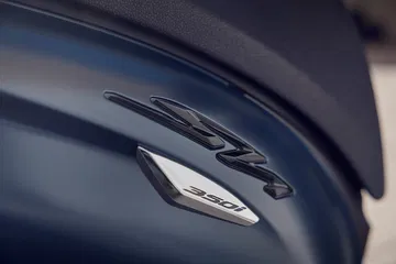 Logotipo distintivo en el lateral del modelo SH350i 2025, destacando su diseño moderno.