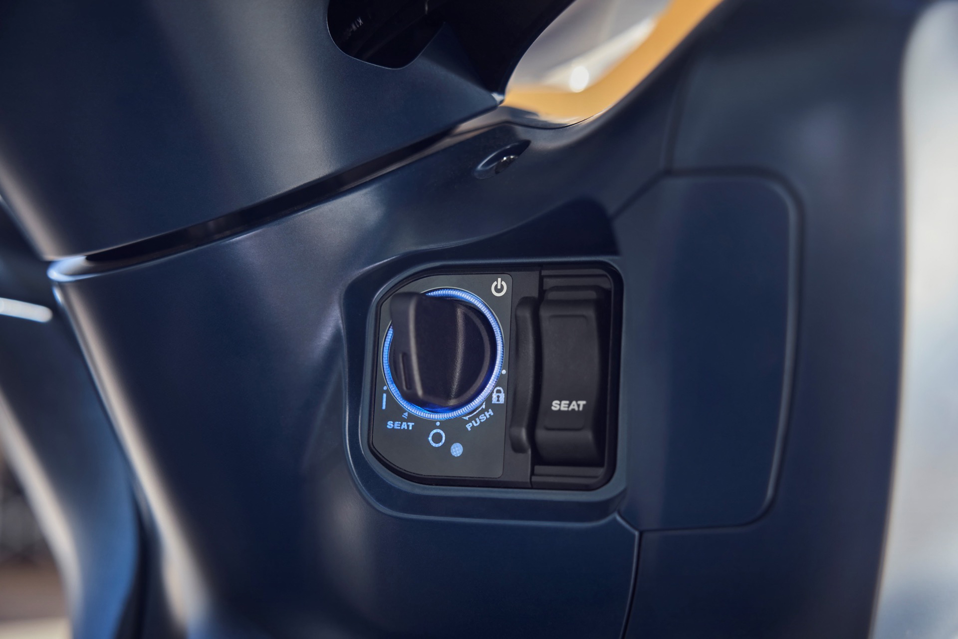 Detalle del panel de control, con un diseño ergonómico y funcional.