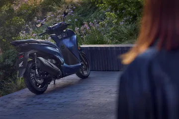 Diseño elegante y moderno del Honda SH350i 2025, ideal para la ciudad.