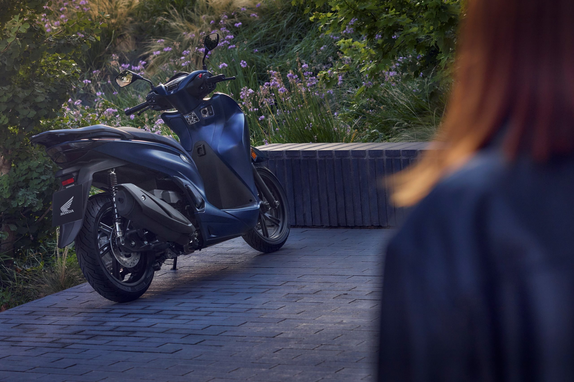 Diseño elegante y moderno del Honda SH350i 2025, ideal para la ciudad.