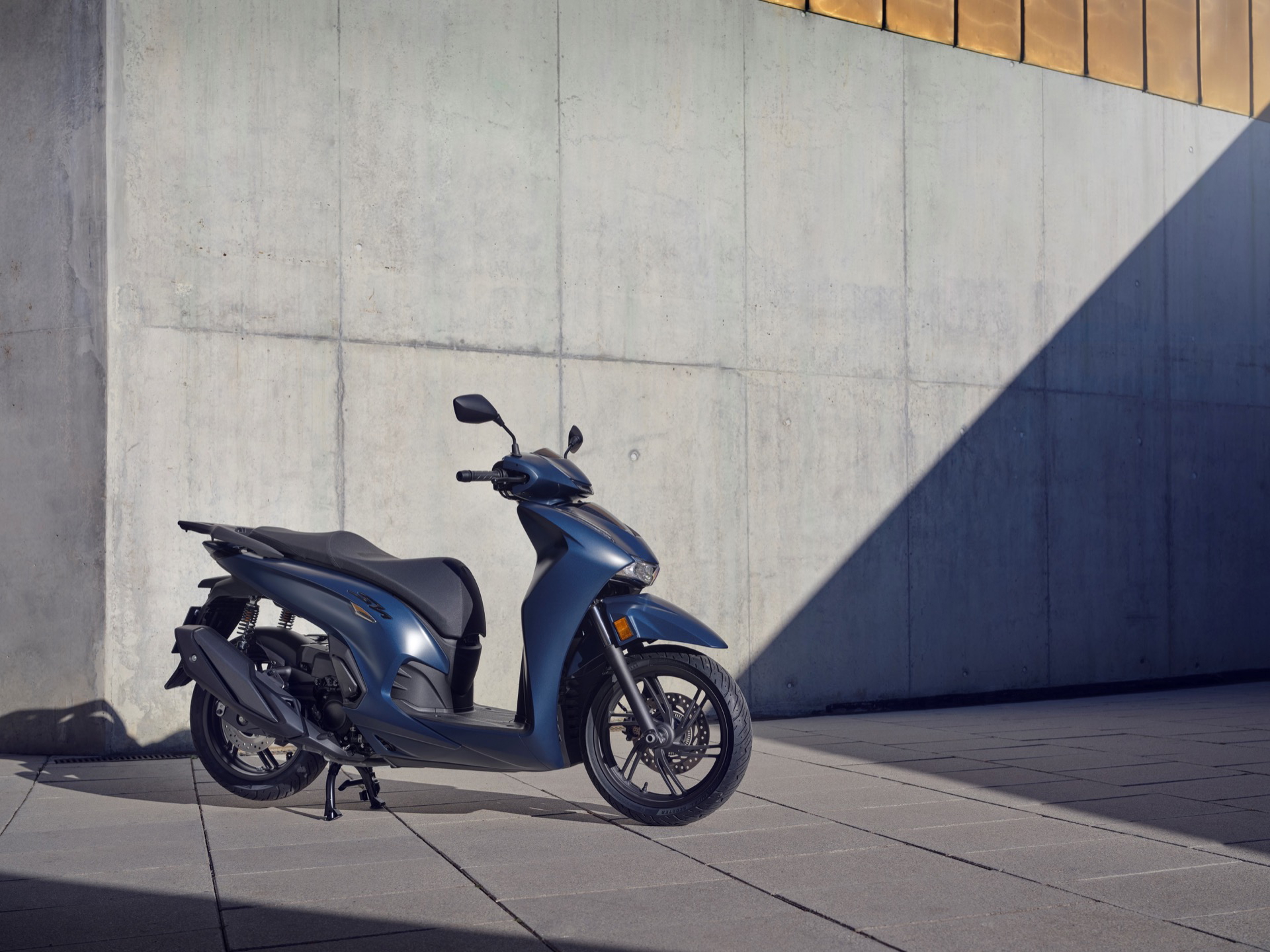 La Honda SH350i 2025 es una scooter robusta y elegante, ideal para la ciudad.