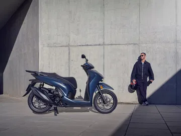 La Honda SH350i 2025 destaca por su diseño elegante y funcional, ideal para la ciudad.