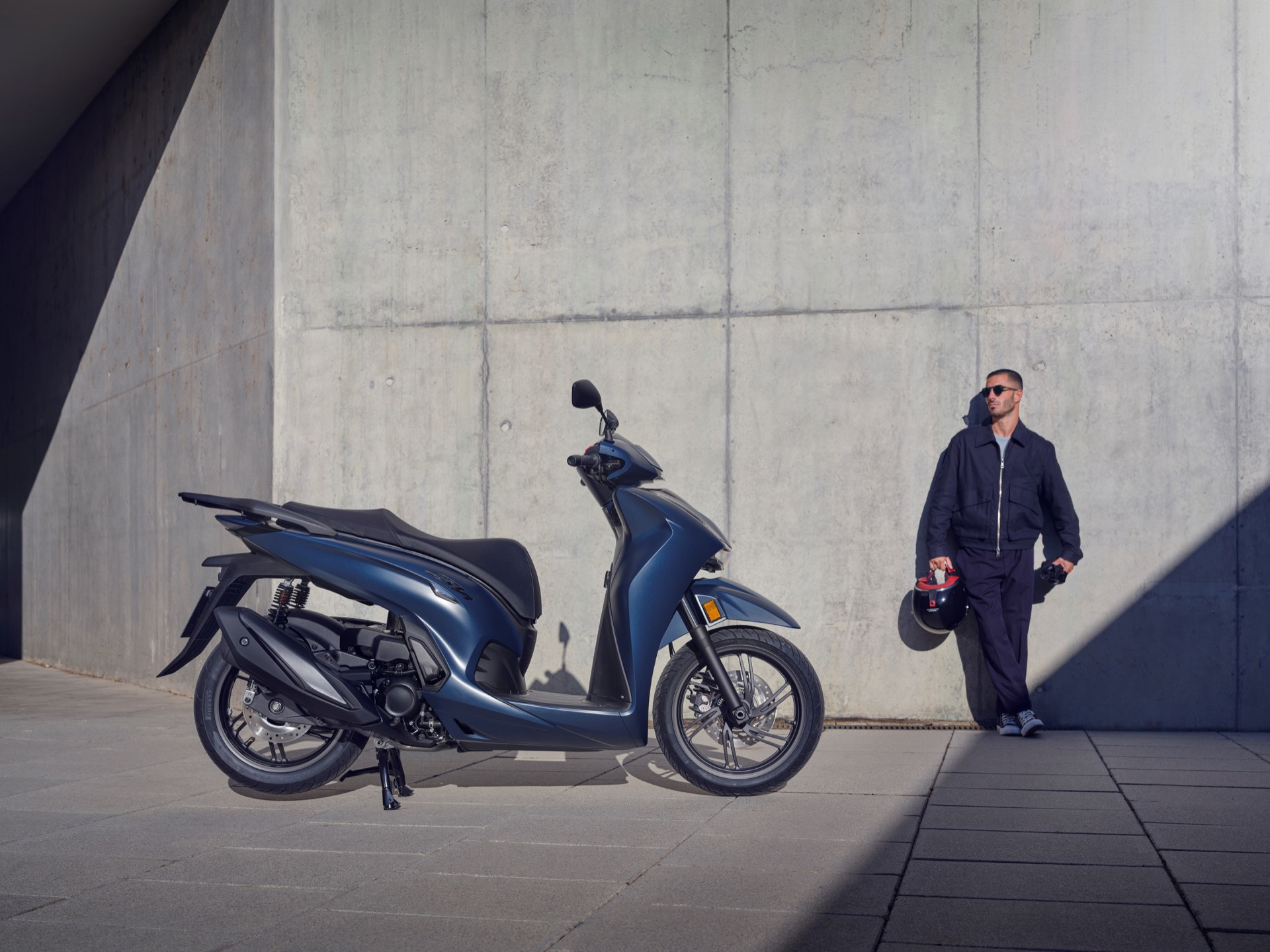 La Honda SH350i 2025 destaca por su diseño elegante y funcional, ideal para la ciudad.