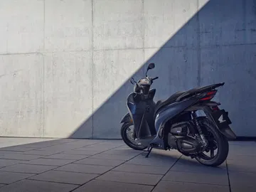 La Honda SH350i 2025 destaca por su diseño elegante y robusto, perfecta para la ciudad.