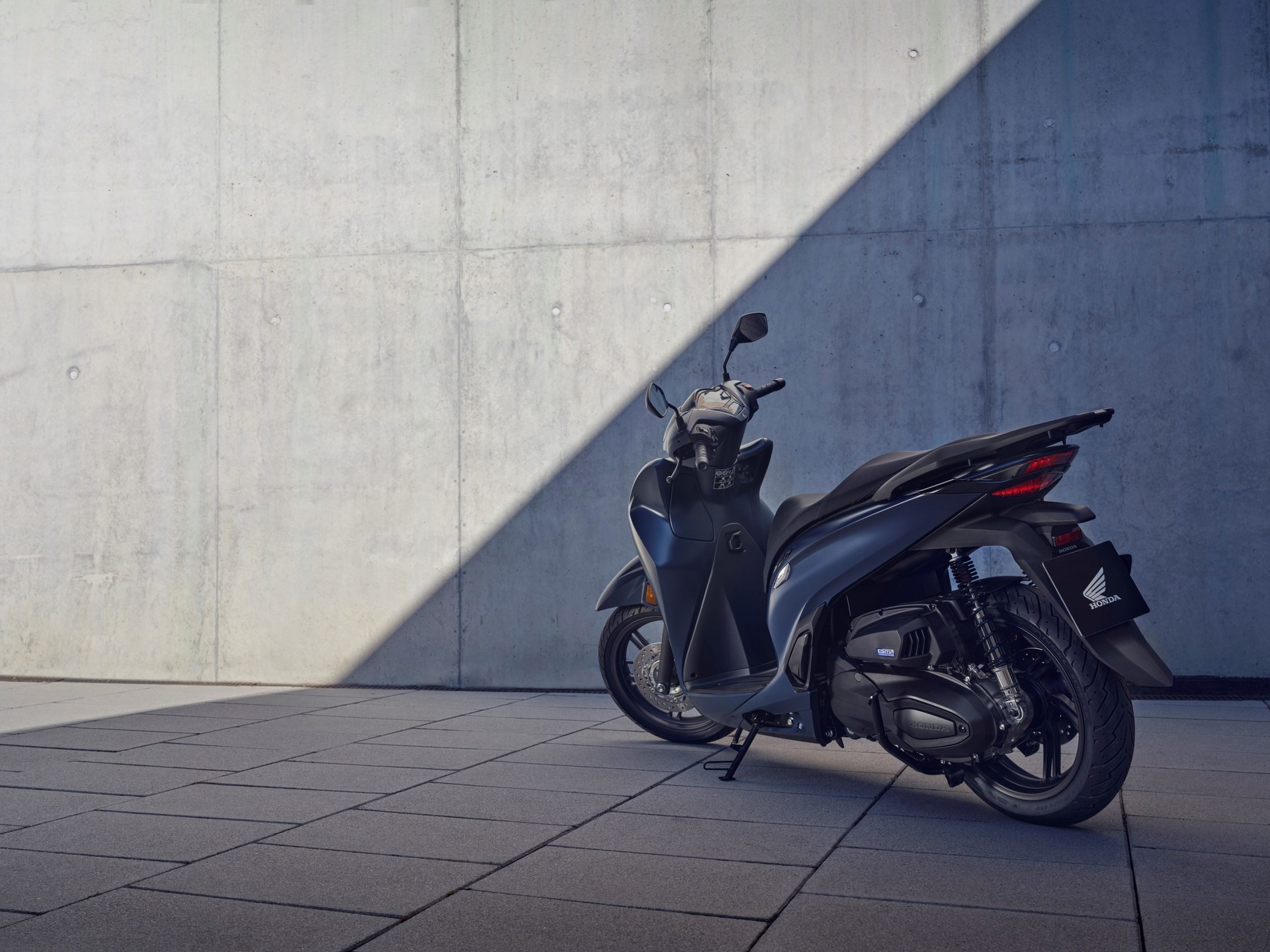 La Honda SH350i 2025 destaca por su diseño elegante y robusto, perfecta para la ciudad.