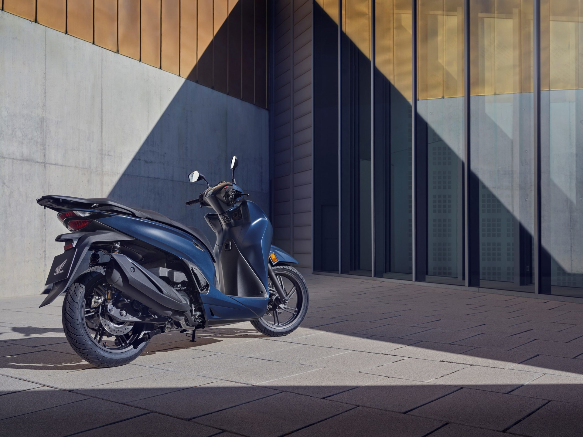 Diseño elegante y moderno de la Honda SH350i 2025, ideal para la ciudad.