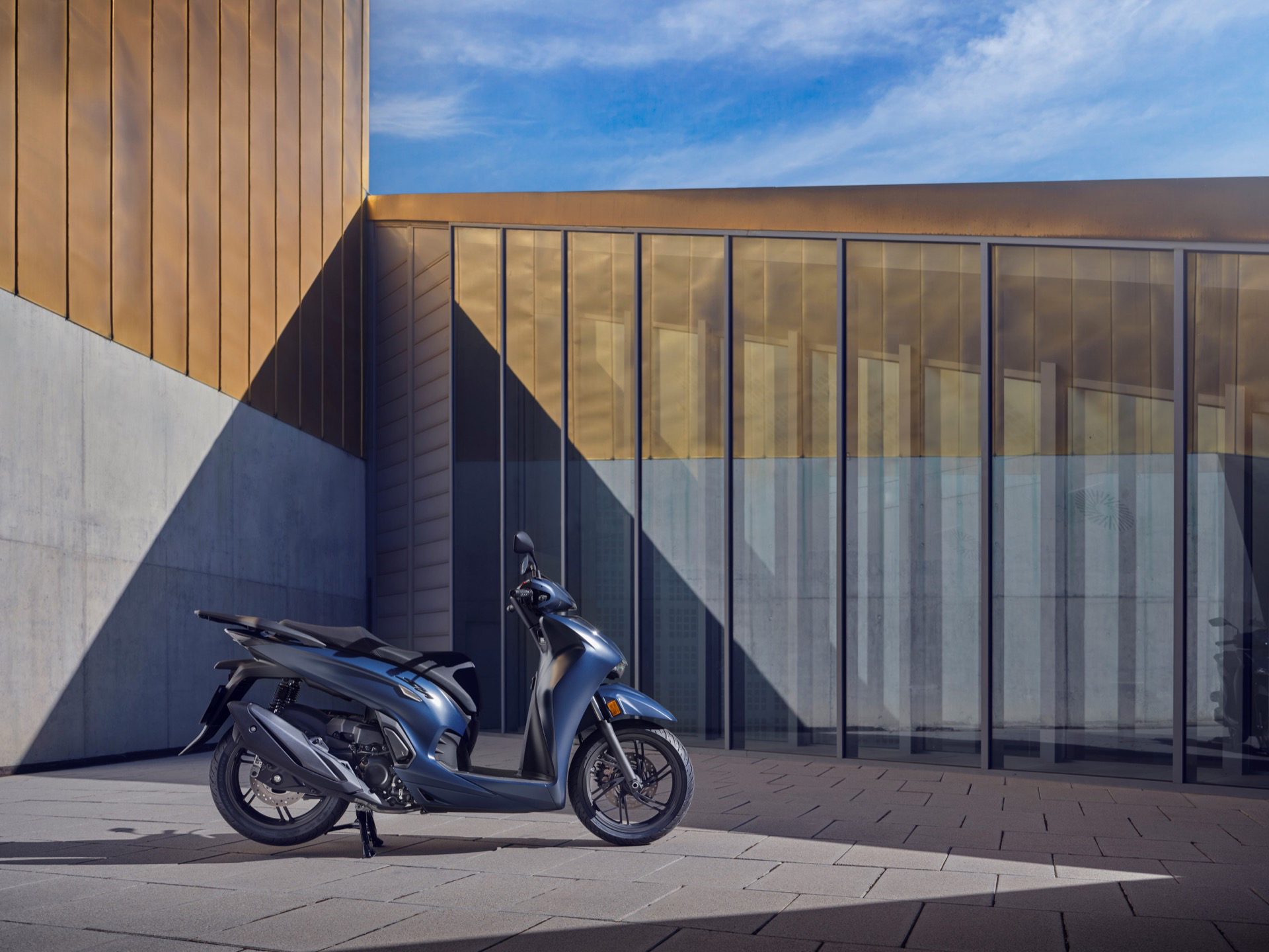 La Honda SH350i 2025 combina estilo y funcionalidad, ideal para el día a día.