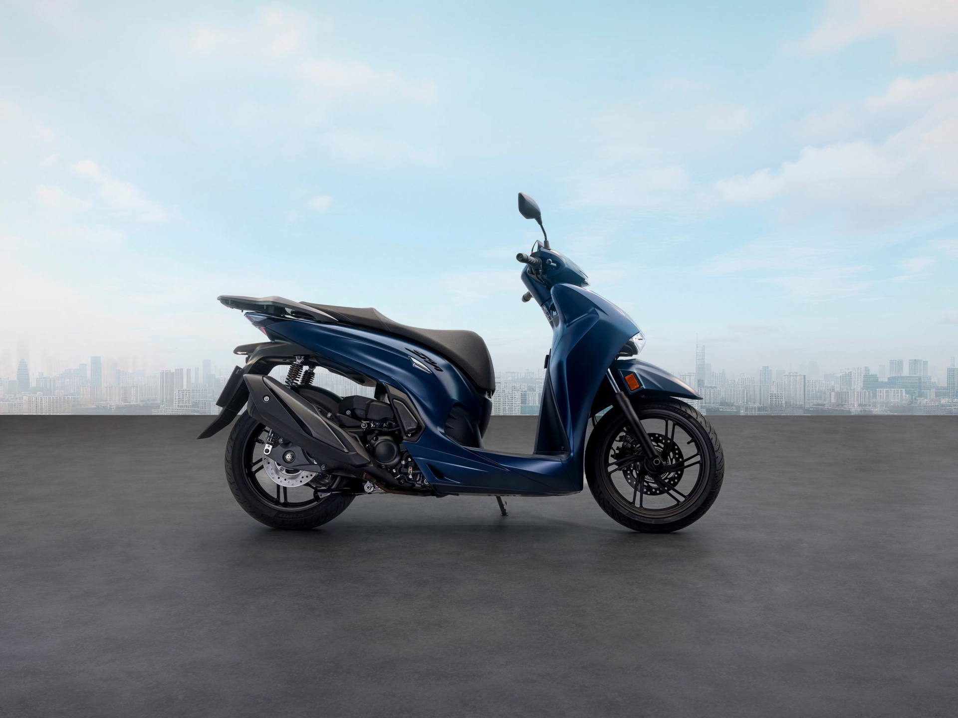 La Honda SH350i 2025 destaca por su diseño elegante y sofisticado, ideal para el ciudadano moderno.