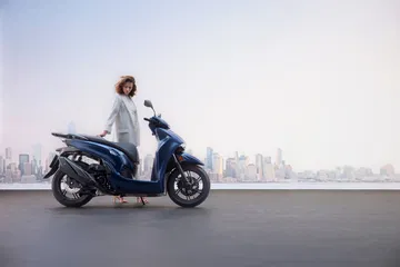 La Honda SH350i 2025 destaca por su diseño elegante y moderno, ideal para la ciudad.