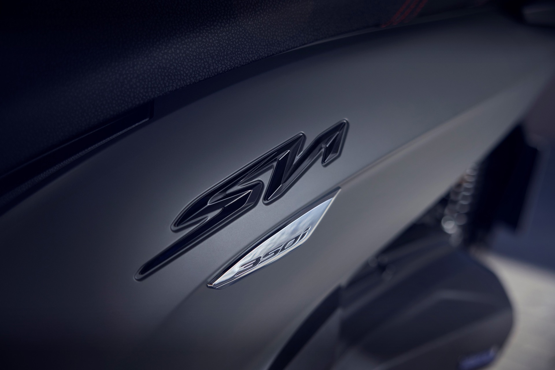 Logotipo de la Honda SH350i, símbolo de su fiabilidad y durabilidad.