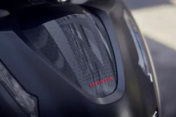 La imagen destaca el diseño moderno del scooter, ideal para la ciudad.