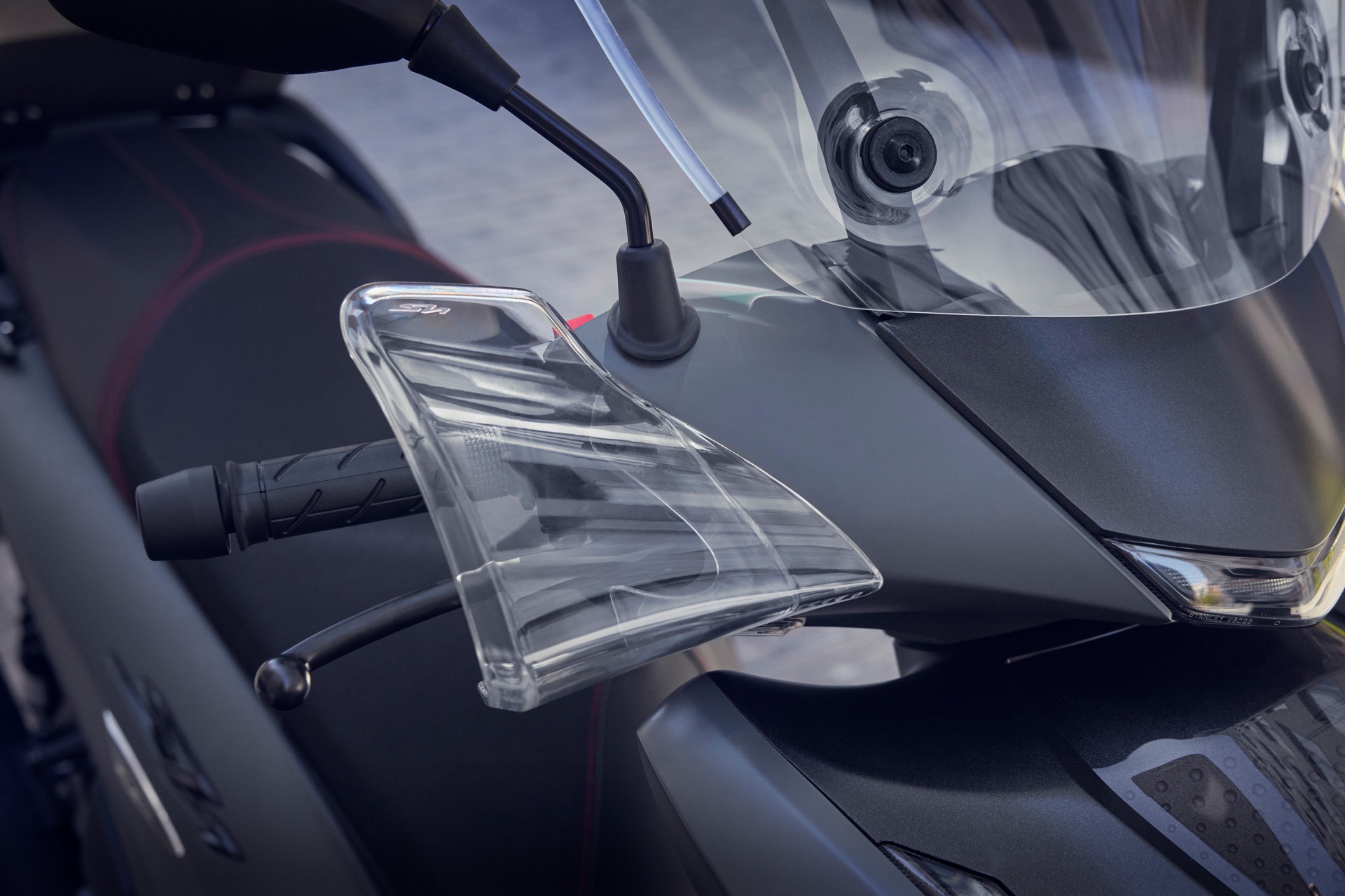 Detalle de la Honda SH350i 2025, destacando su diseño robusto y elegante.