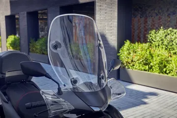 Vista del parabrisas, diseño aerodinámico que mejora la protección y confort del piloto.