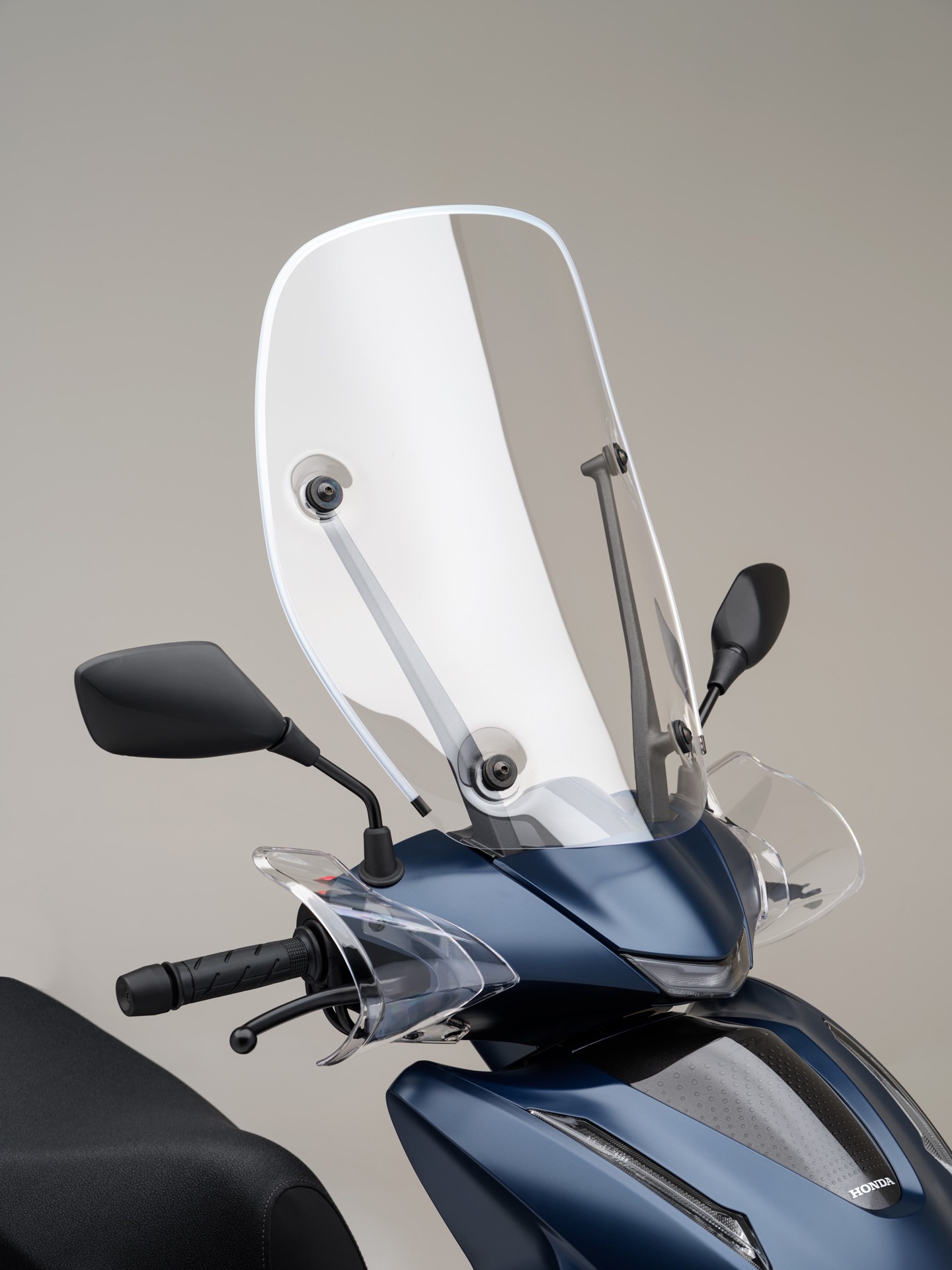 Detalle del parabrisas y manillar de la Honda SH350i 2025, muestra su diseño y funcionalidad.