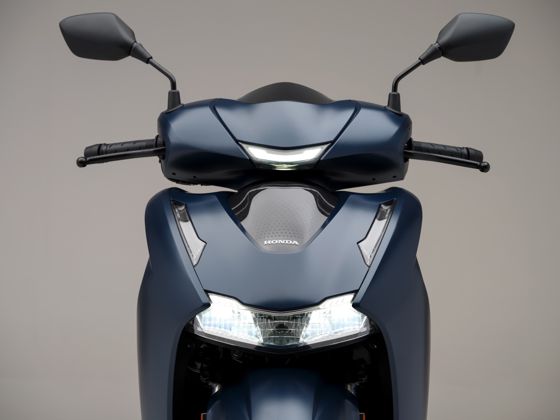 Vista frontal del Honda SH350i 2025, resaltando su modernidad y ergonomía.