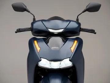 La Honda SH350i 2025 presenta un diseño moderno y funcional, ideal para la ciudad.