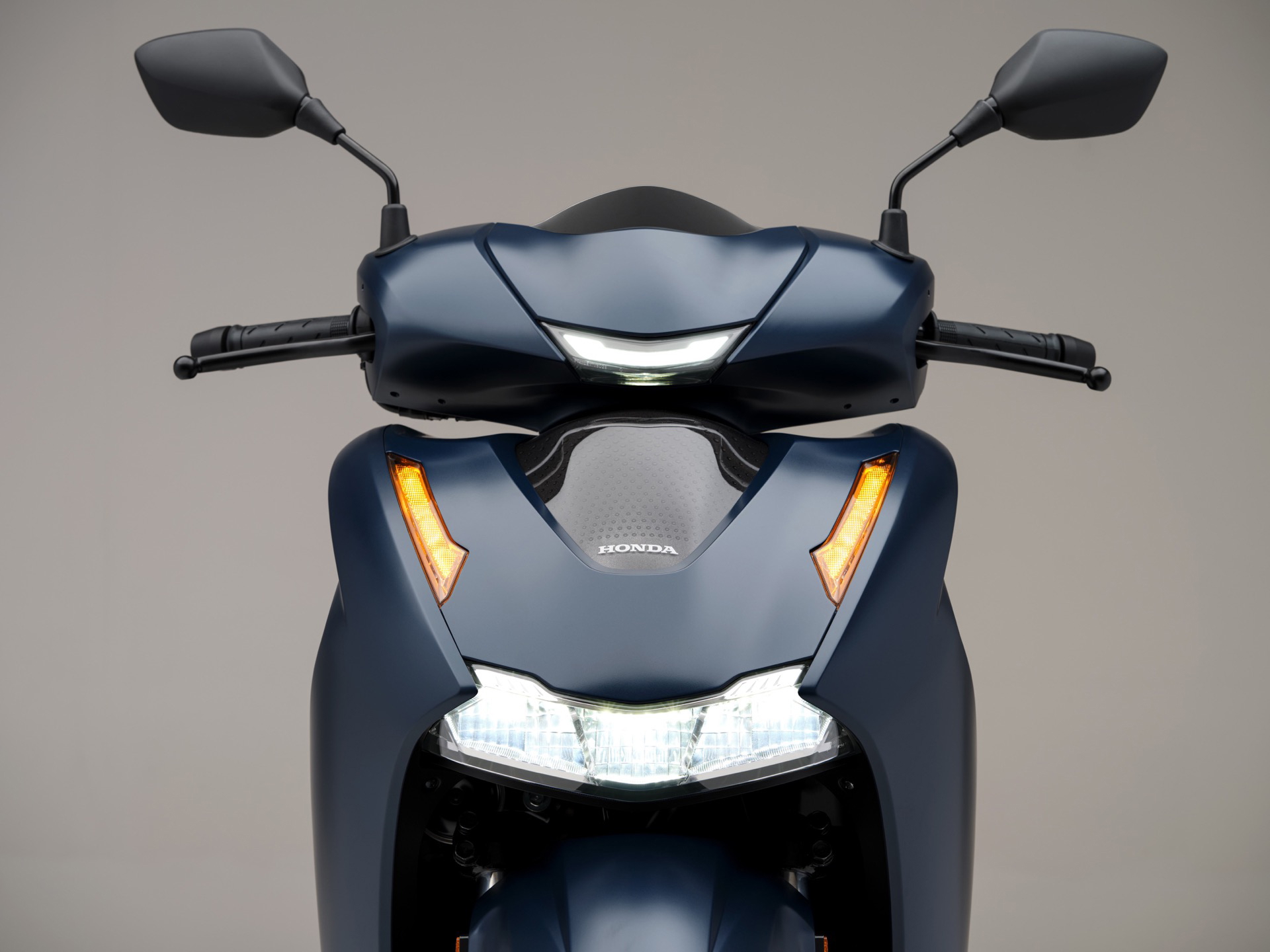 La Honda SH350i 2025 presenta un diseño moderno y funcional, ideal para la ciudad.