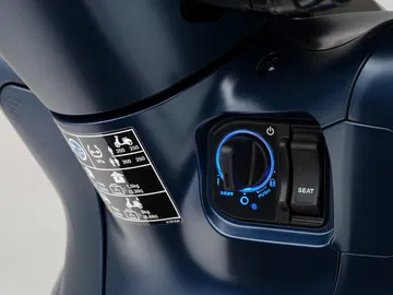 Detalle del panel de controles, destaca su ergonomía y tecnología avanzada.