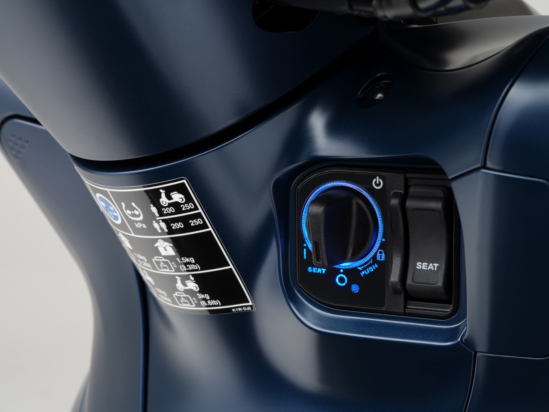 Detalle del panel de controles, destaca su ergonomía y tecnología avanzada.