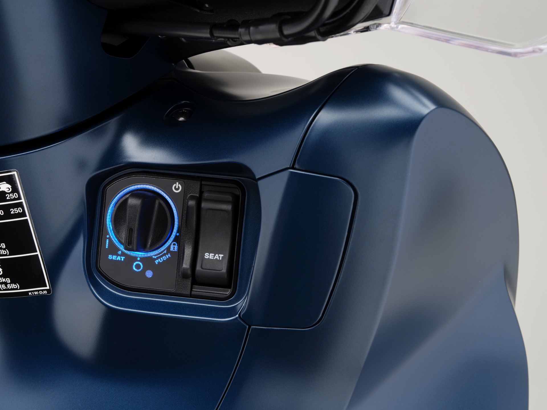 Detalle del panel de control, funcional y accesible, ideal para el uso diario.