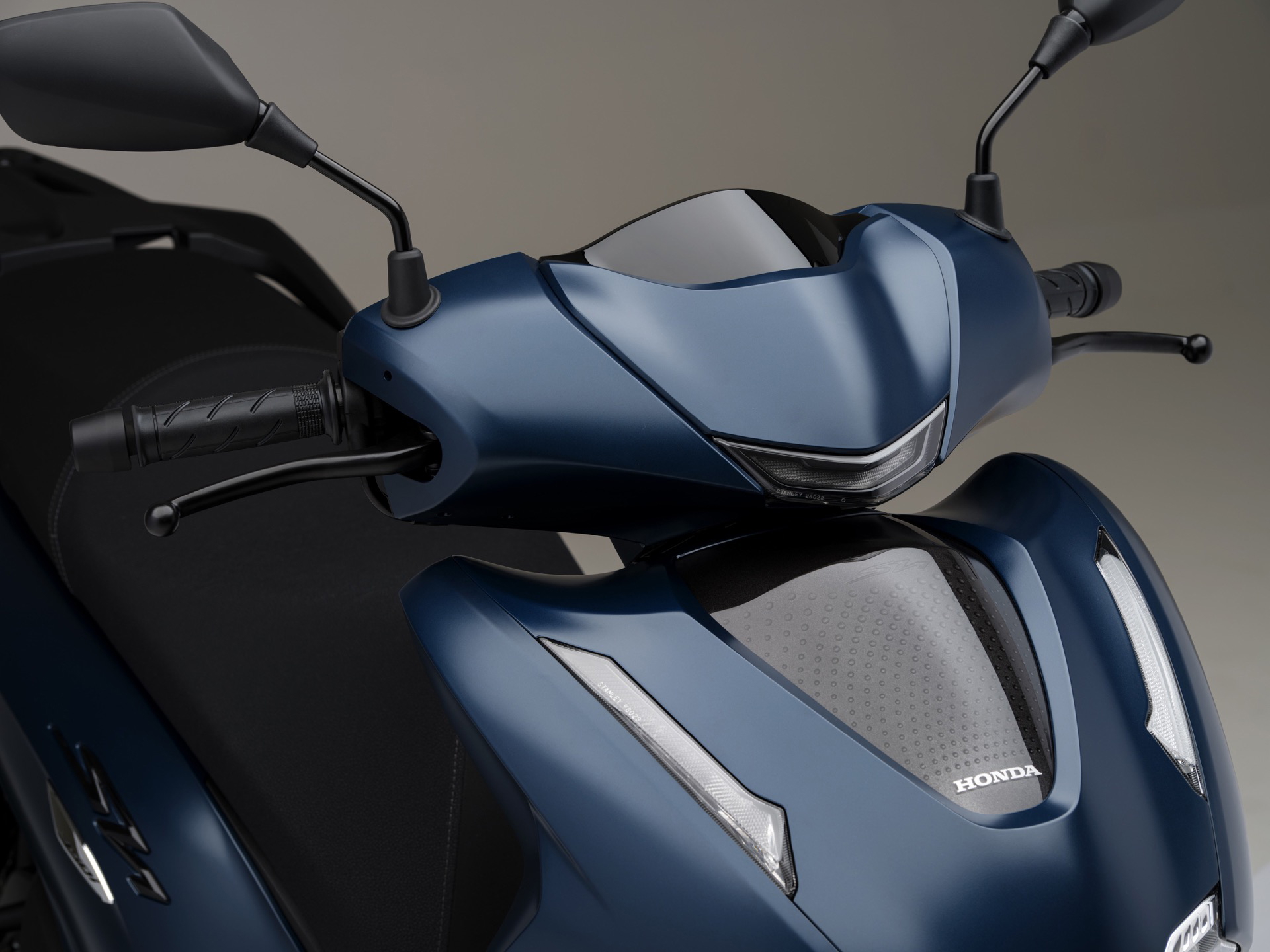 Vista detallada del diseño ergonómico y moderno del Honda SH350i 2025.