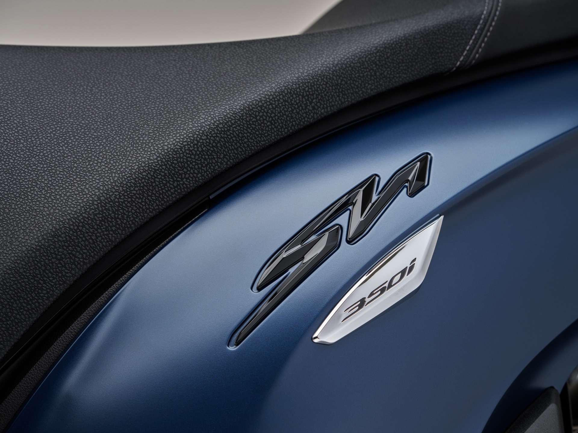 Logotipo de la Honda SH350i, reflejo de su calidad y diseño.