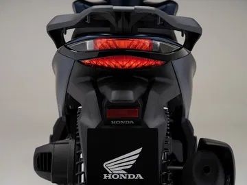 Vista trasera del Honda SH350i 2025, destacando su diseño moderno y funcional.