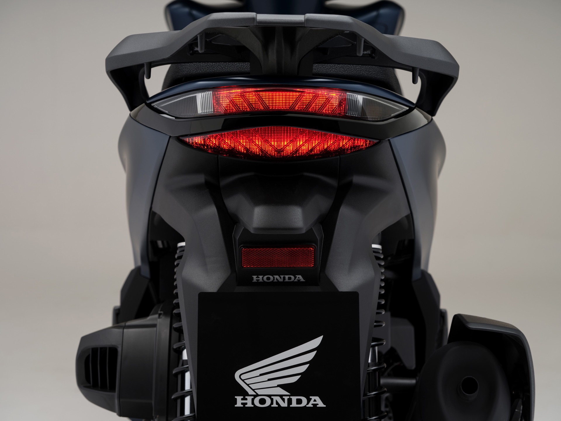 Vista trasera del Honda SH350i 2025, destacando su diseño moderno y funcional.