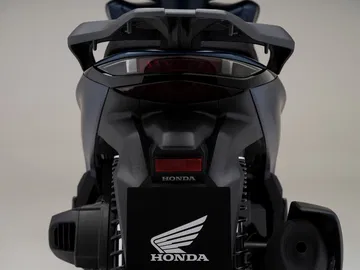 Vista trasera de la Honda SH350i 2025, muestra su diseño robusto y moderno.