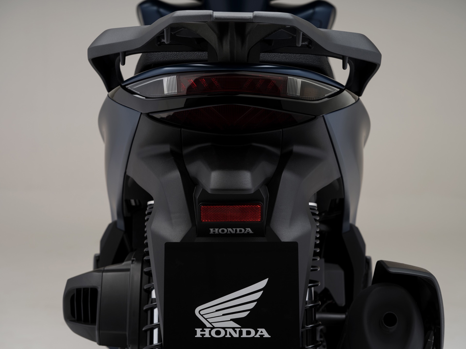 Vista trasera de la Honda SH350i 2025, muestra su diseño robusto y moderno.