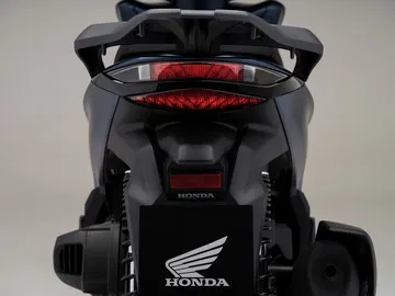 Vista trasera del Honda SH350i 2025, destacando su diseño robusto y funcional.