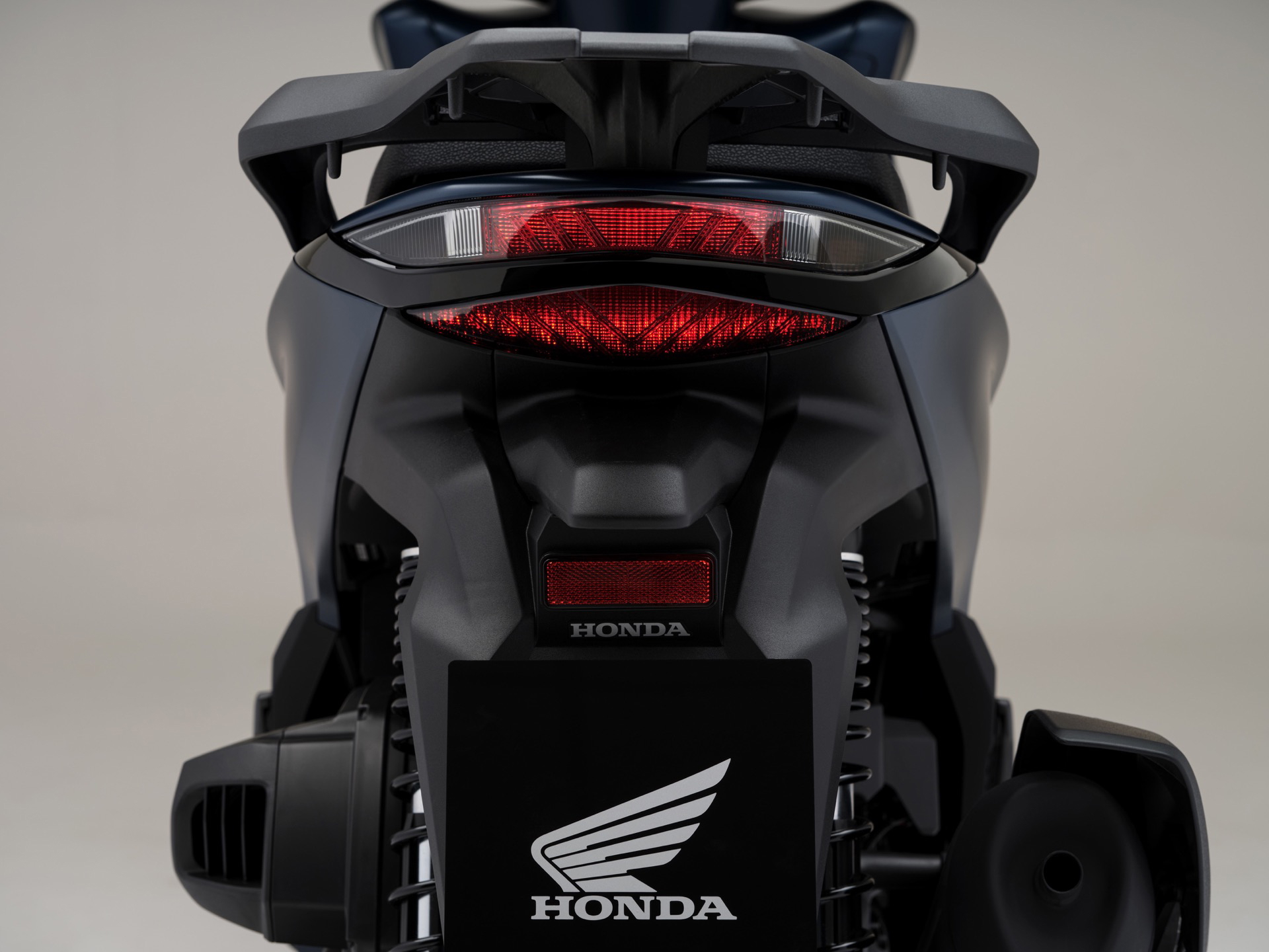 Vista trasera del Honda SH350i 2025, destacando su diseño robusto y funcional.