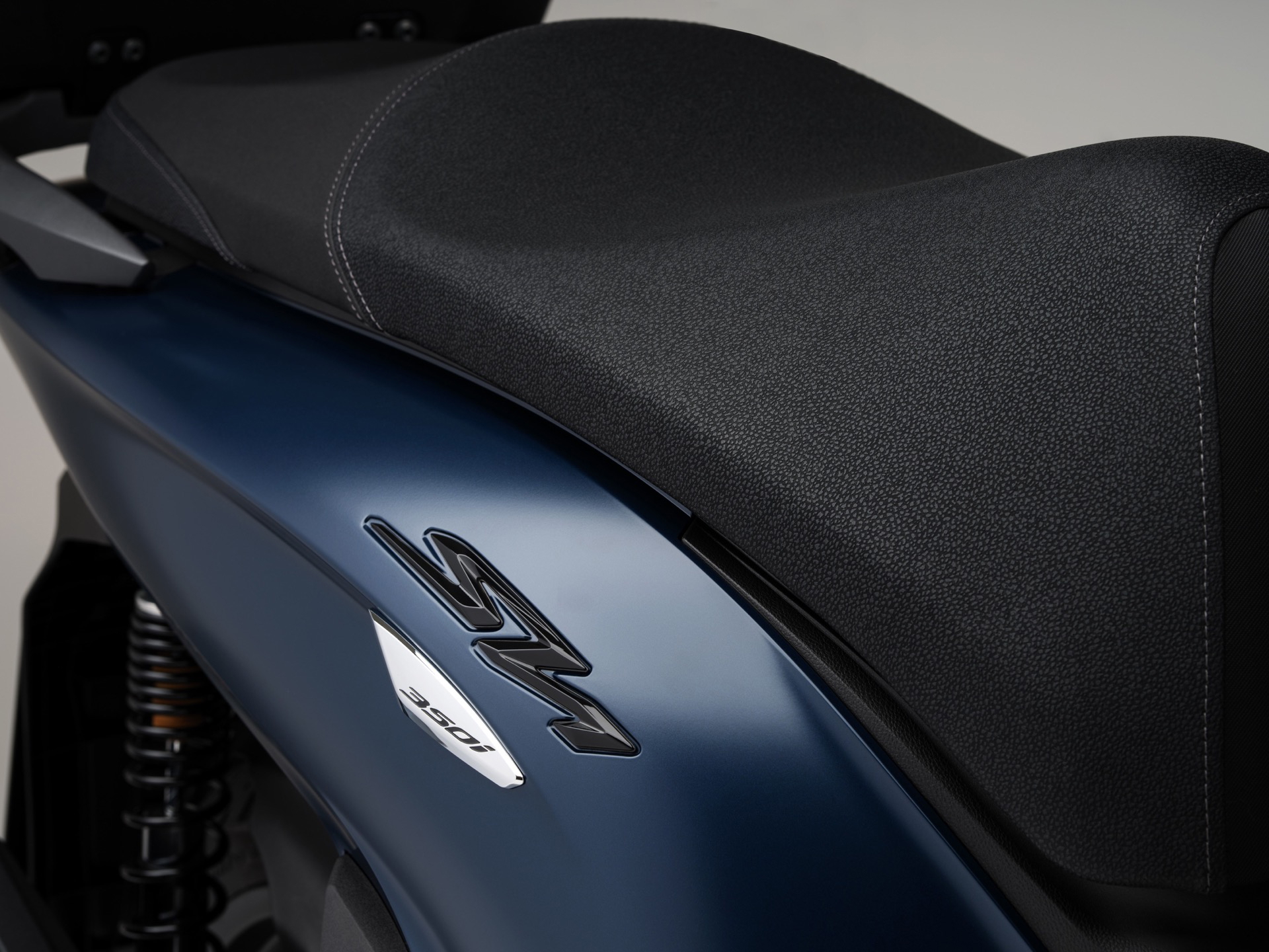 Asiento cómodo y ergonómico, ideal para viajes largos en la ciudad.