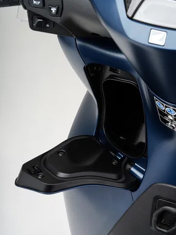 Espacio de almacenamiento del Honda SH350i, práctico y funcional.