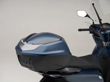 Detalle del lateral de la Honda SH350i, destacando su diseño ergonómico y funcional.