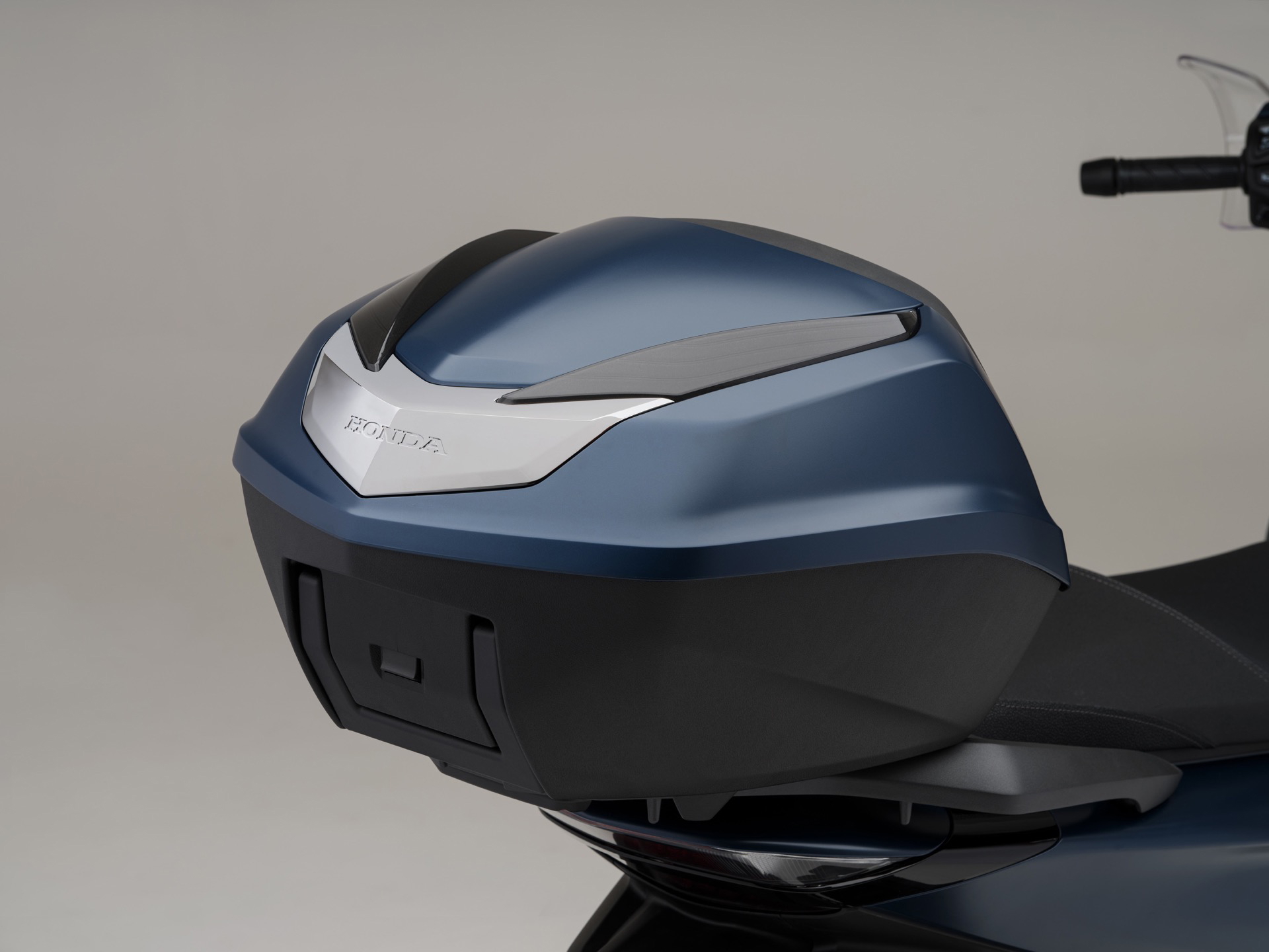 La Honda SH350i 2025 destaca por su capacidad de carga y diseño funcional.