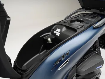 Detalle del compartimento de almacenamiento de la Honda SH350i, práctica y funcional.