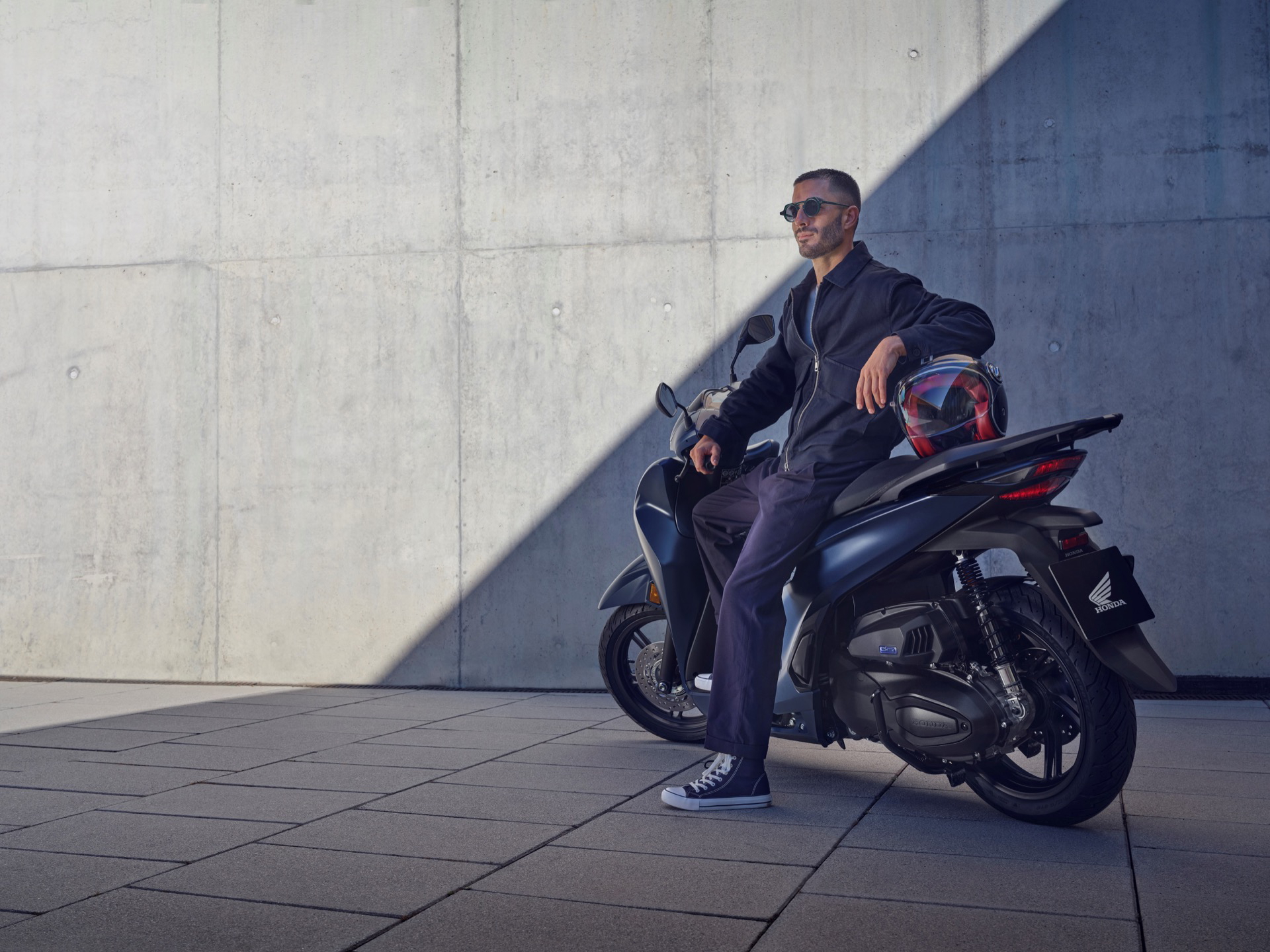 Japonesa, fabricada en Italia, ofrece durabilidad y es ideal para la ciudad.