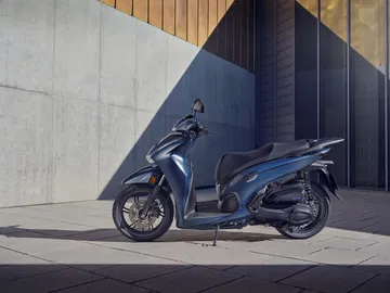 La Honda SH350i destaca por su diseño moderno y elegante, ideal para la movilidad urbana.