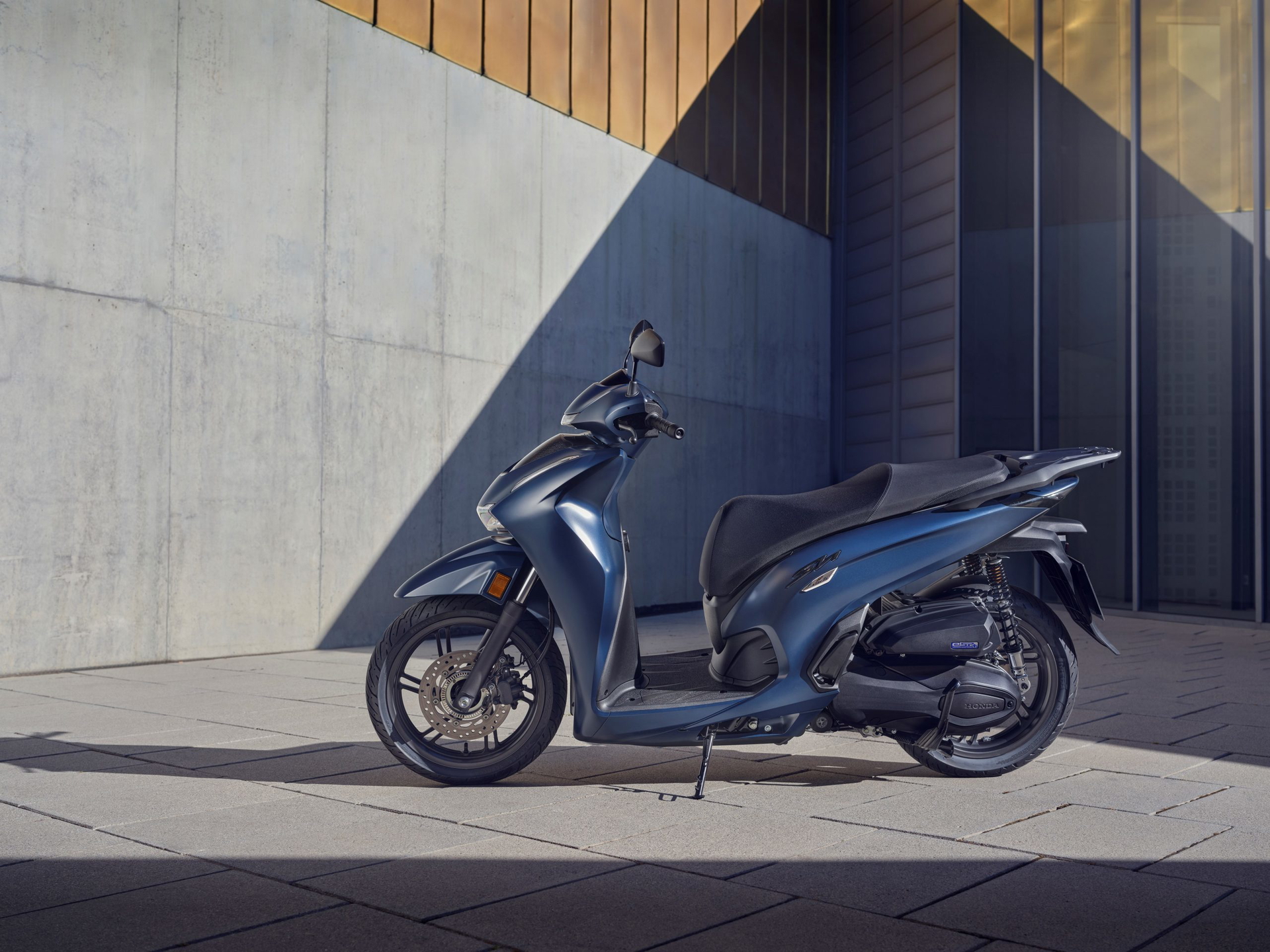 La Honda SH350i destaca por su diseño moderno y elegante, ideal para la movilidad urbana.