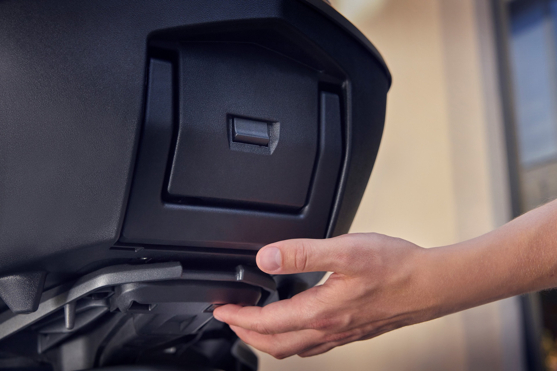 Detalle del compartimento de la Honda SH350i 2025, práctico y funcional.