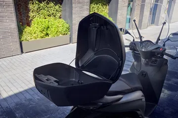 Espacio del asiento con un diseño funcional y estilizado, ideal para comodidad al conducir.