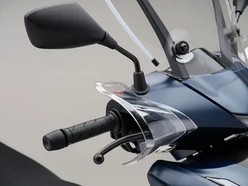 Detalle del manillar de la Honda SH350i, mostrando su ergonomía y funcionalidad.