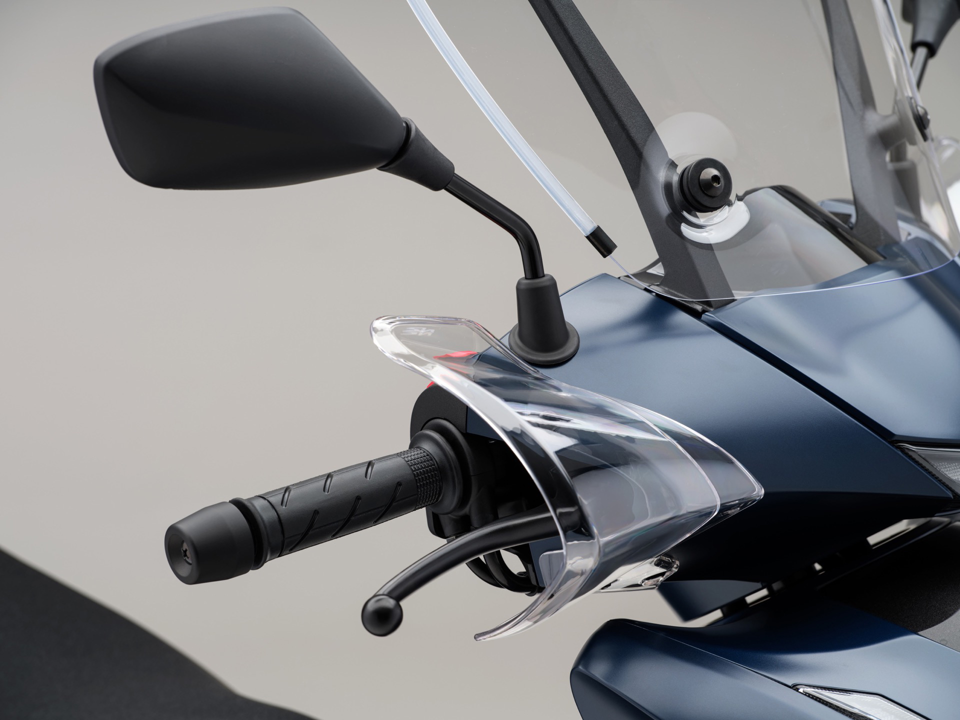 Detalle del manillar de la Honda SH350i, mostrando su ergonomía y funcionalidad.